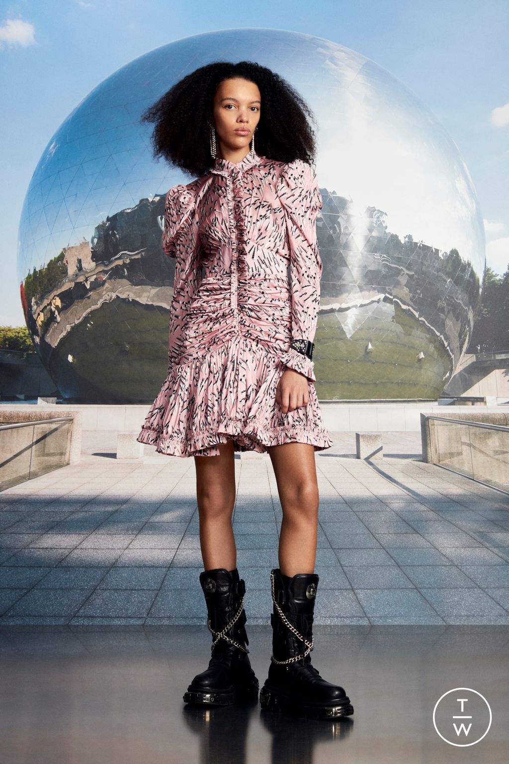 Fashion Week Paris Pre-Fall 2023 look 18 from the Rabanne collection womenswear