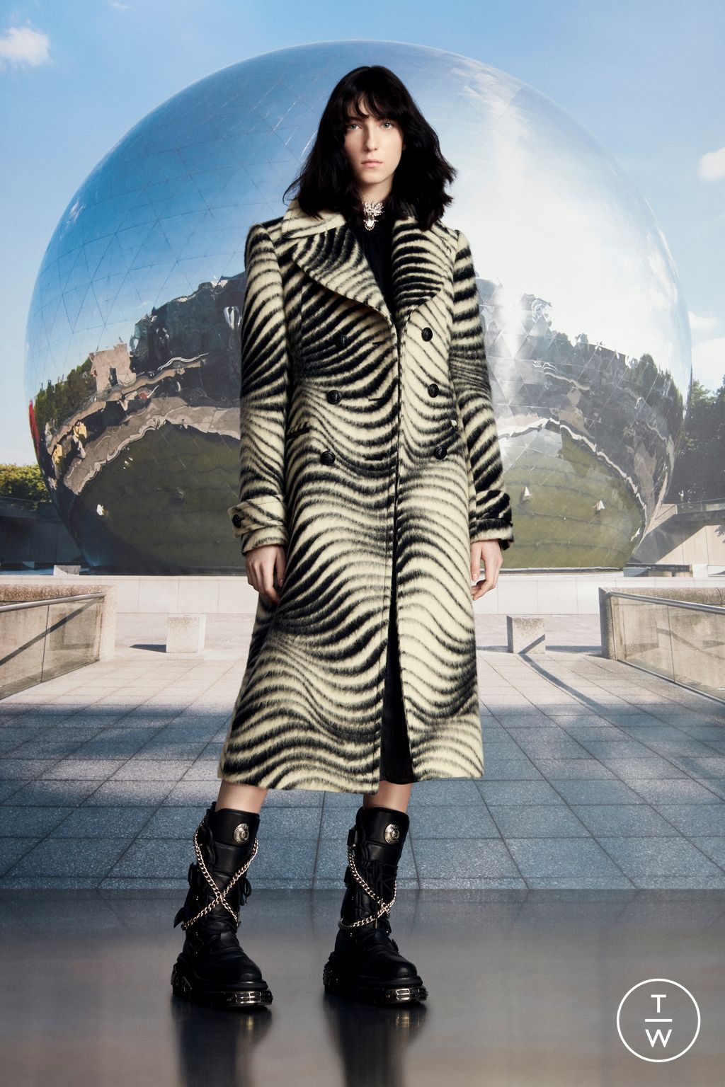 Fashion Week Paris Pre-Fall 2023 look 5 from the Rabanne collection womenswear