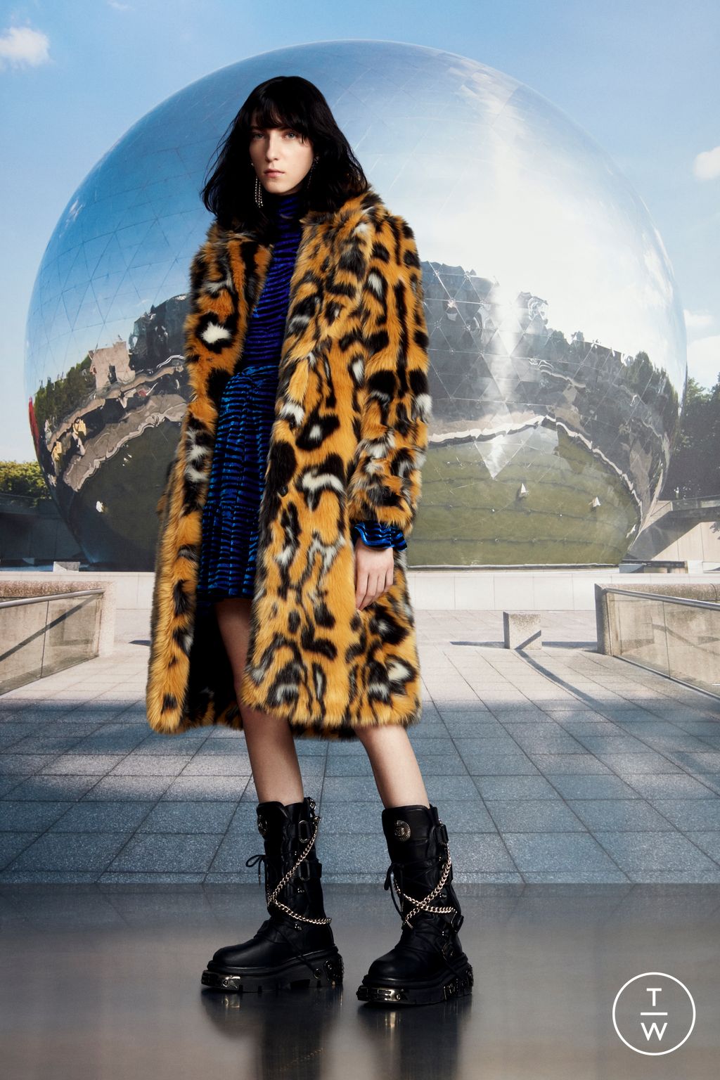 Fashion Week Paris Pre-Fall 2023 look 7 from the Rabanne collection 女装