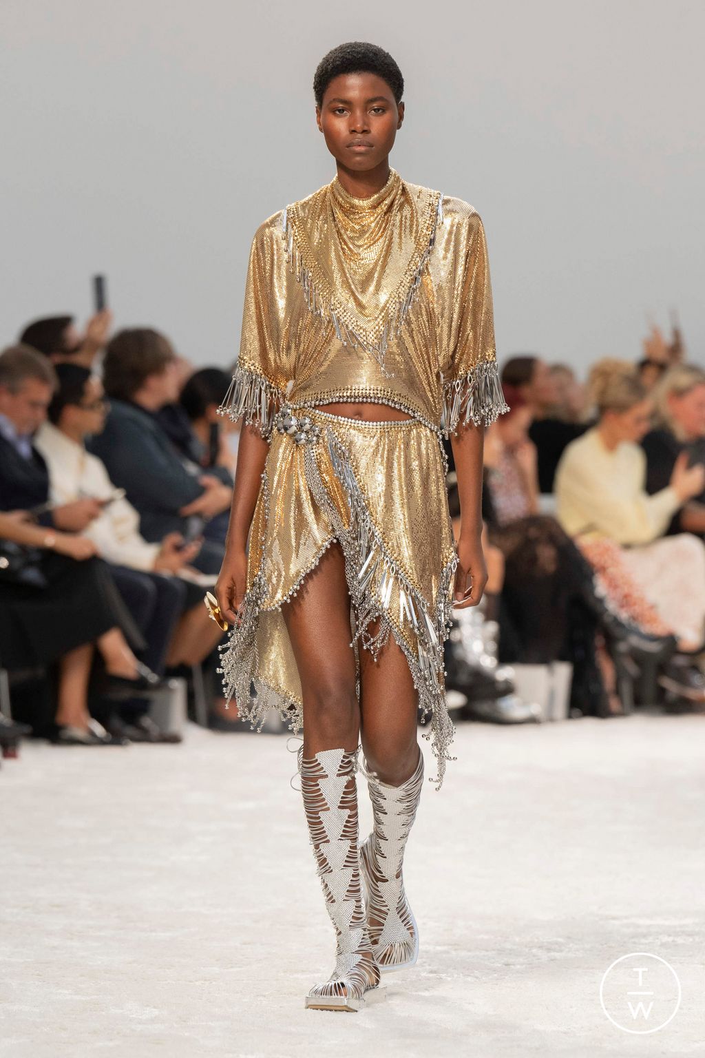 Fashion Week Paris Spring/Summer 2024 look 2 de la collection Rabanne womenswear
