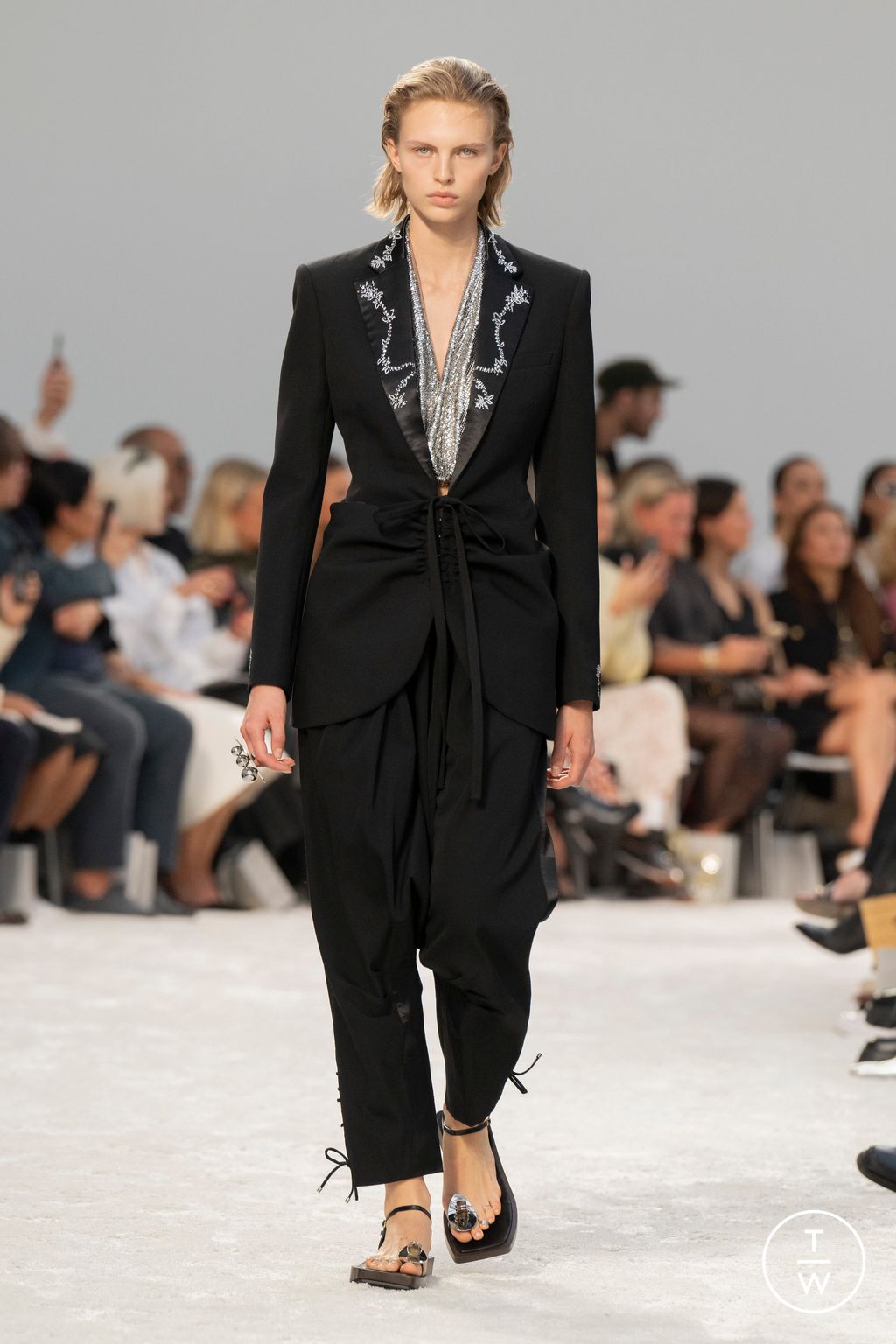 Fashion Week Paris Spring/Summer 2024 look 4 from the Rabanne collection 女装
