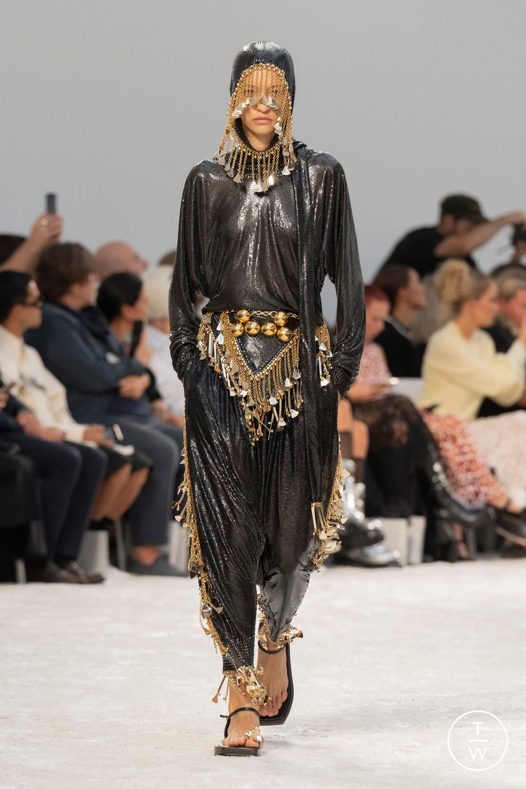Fashion Week Paris Spring/Summer 2024 look 6 de la collection Rabanne womenswear