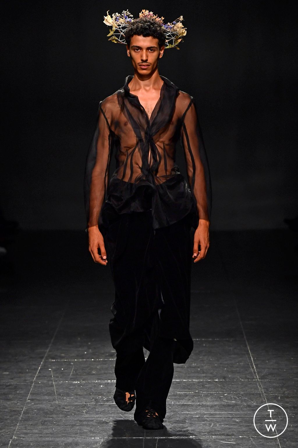Fashion Week London Spring/Summer 2024 look 13 from the Paolo Carzana collection 男装