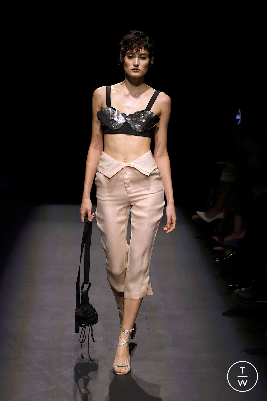 Fashion Week London Spring-Summer 2025 look 16 from the Patrick Mcdowell collection 女装