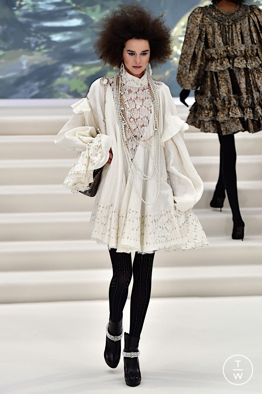 Fashion Week London Fall/Winter 2022 look 25 from the Paul Costelloe collection 女装