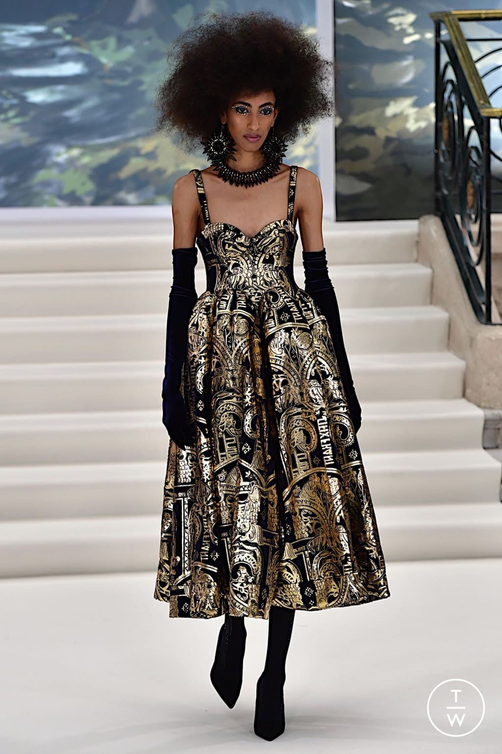 Fashion Week London Fall/Winter 2022 look 34 from the Paul Costelloe collection 女装