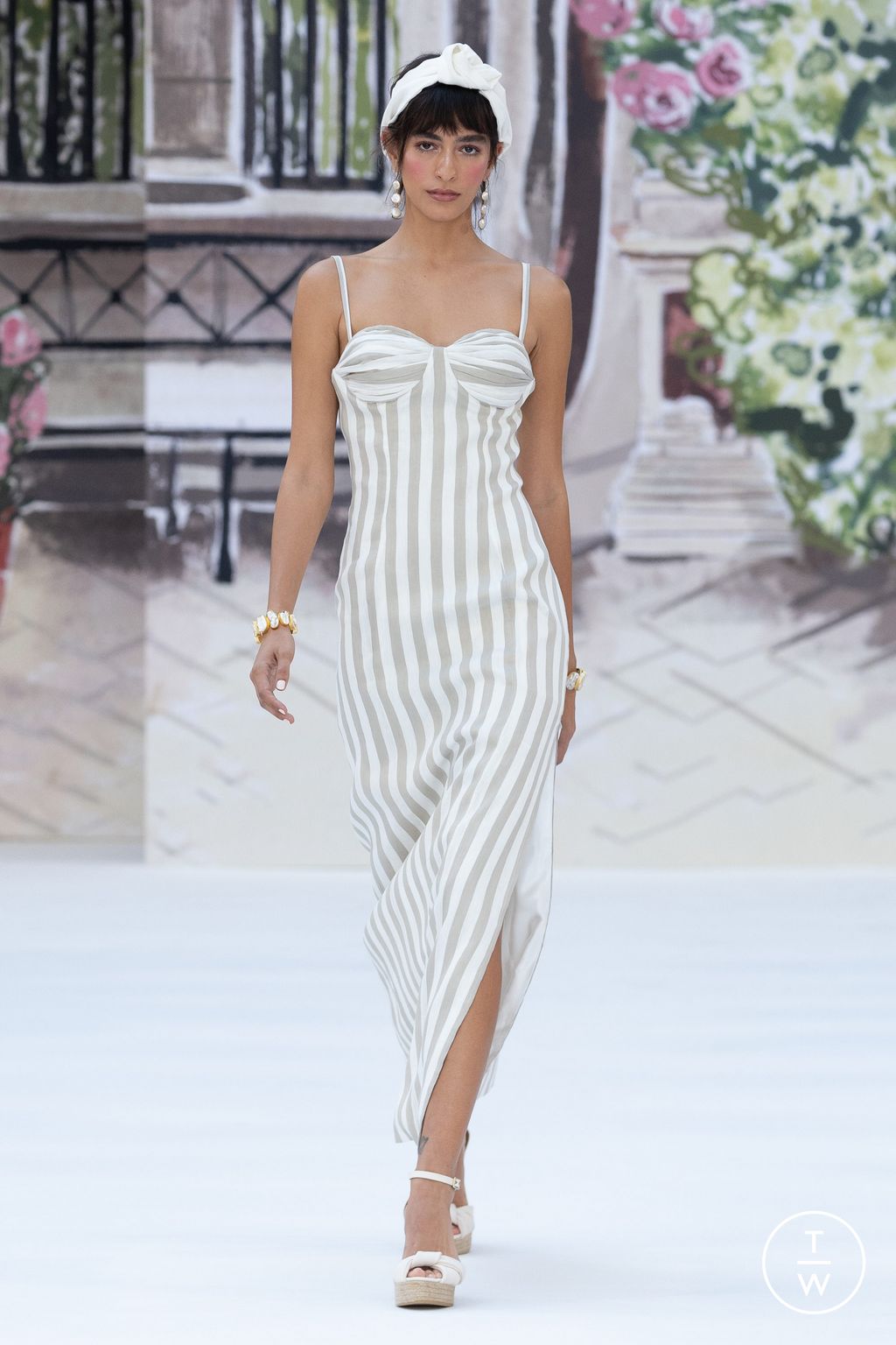 Fashion Week London Spring/Summer 2024 look 25 from the Paul Costelloe collection womenswear
