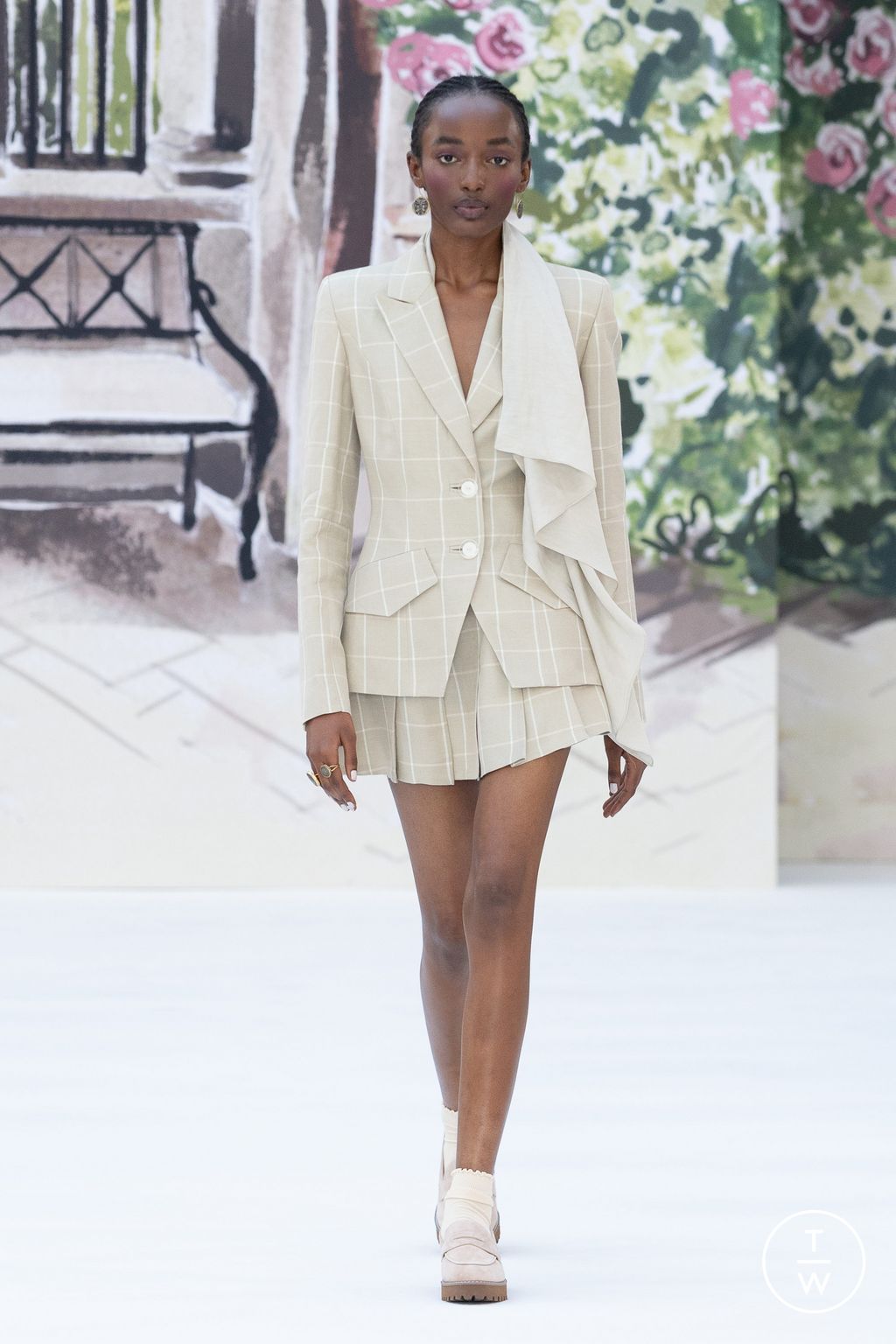 Fashion Week London Spring/Summer 2024 look 27 from the Paul Costelloe collection womenswear