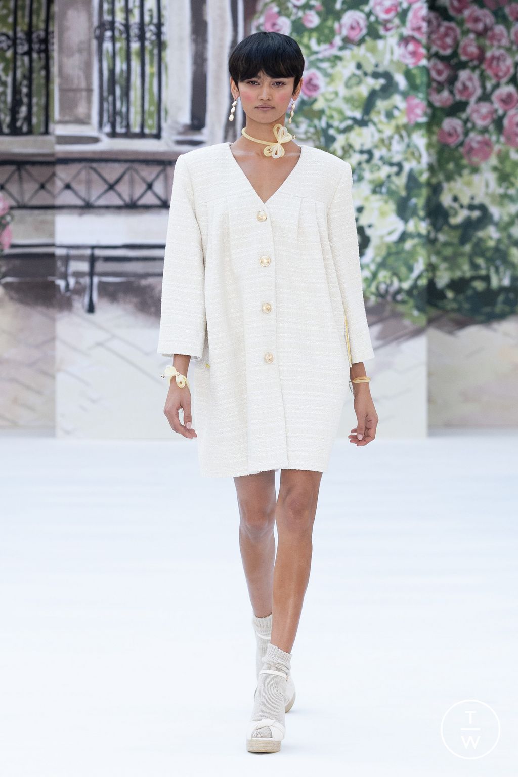 Fashion Week London Spring/Summer 2024 look 37 from the Paul Costelloe collection womenswear