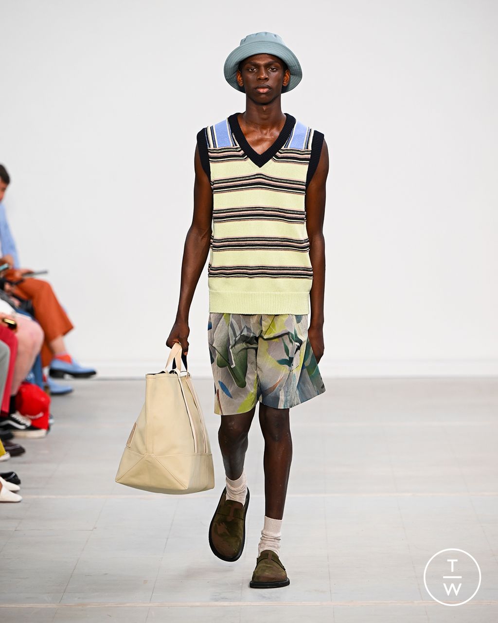 Fashion Week Paris Spring/Summer 2023 look 16 from the Paul Smith collection 男装