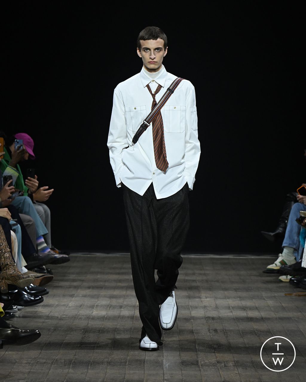 Fashion Week Paris Fall/Winter 2023 look 28 from the Paul Smith collection 男装