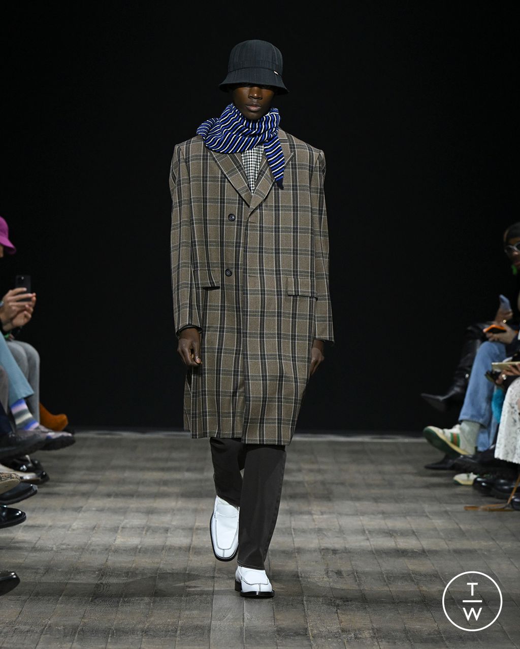 Fashion Week Paris Fall/Winter 2023 look 33 from the Paul Smith collection menswear
