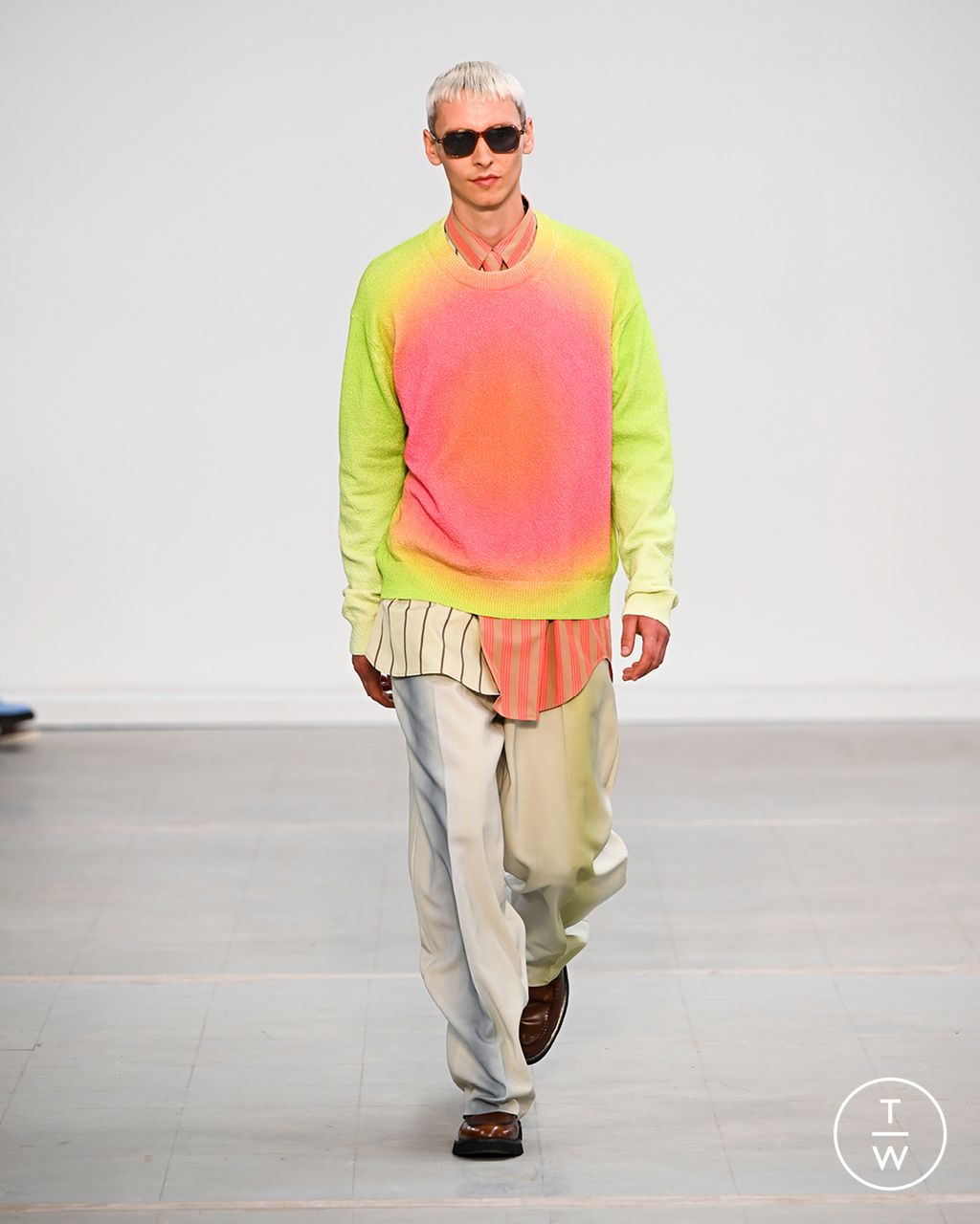 Fashion Week Paris Spring/Summer 2023 look 33 from the Paul Smith collection 男装