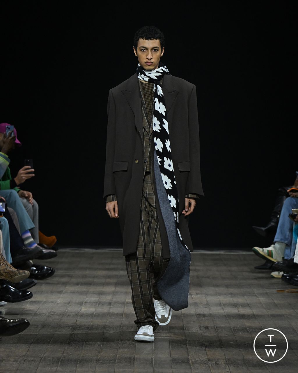 Fashion Week Paris Fall/Winter 2023 look 34 from the Paul Smith collection menswear