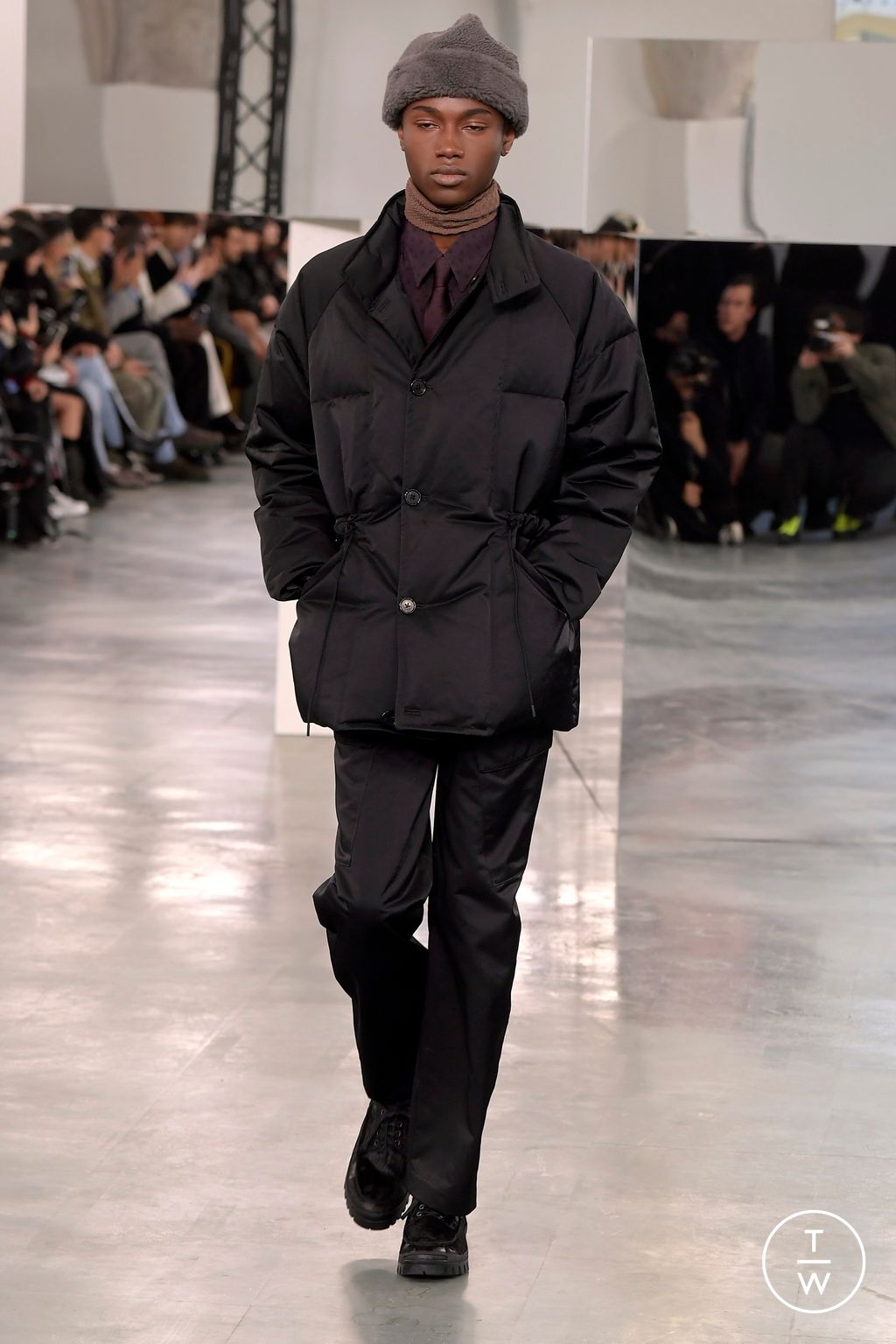 Fashion Week Paris Fall/Winter 2024 look 2 de la collection Paul Smith menswear