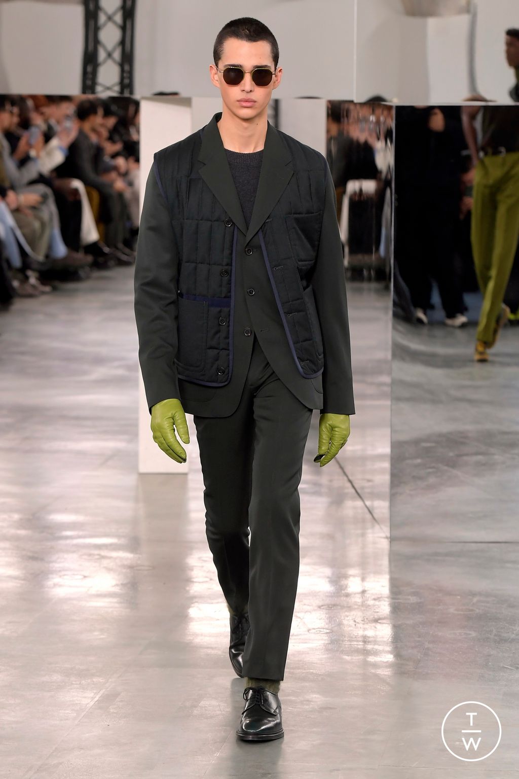 Fashion Week Paris Fall/Winter 2024 look 24 from the Paul Smith collection 男装