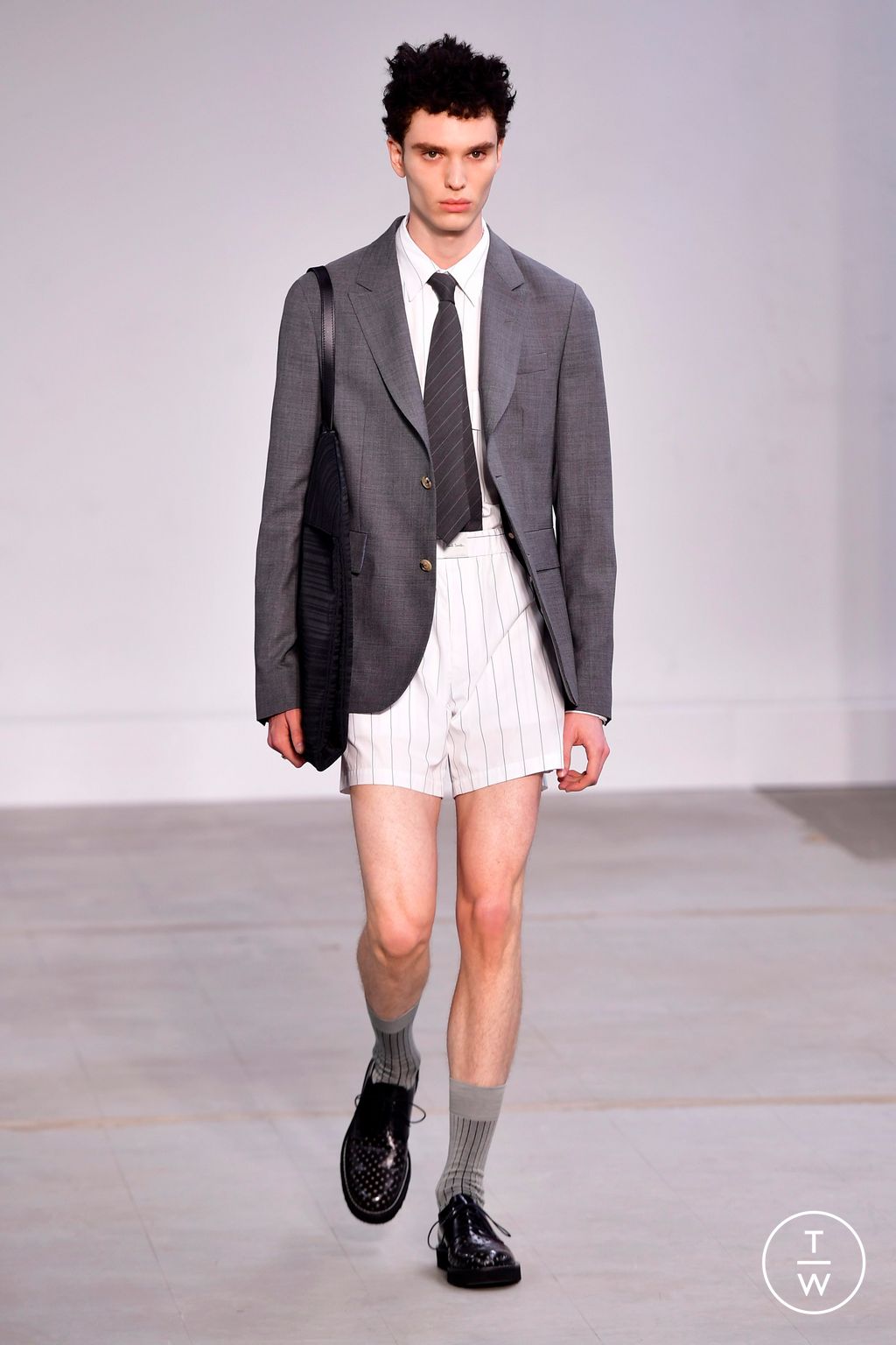 Fashion Week Paris Spring/Summer 2024 look 16 from the Paul Smith collection menswear
