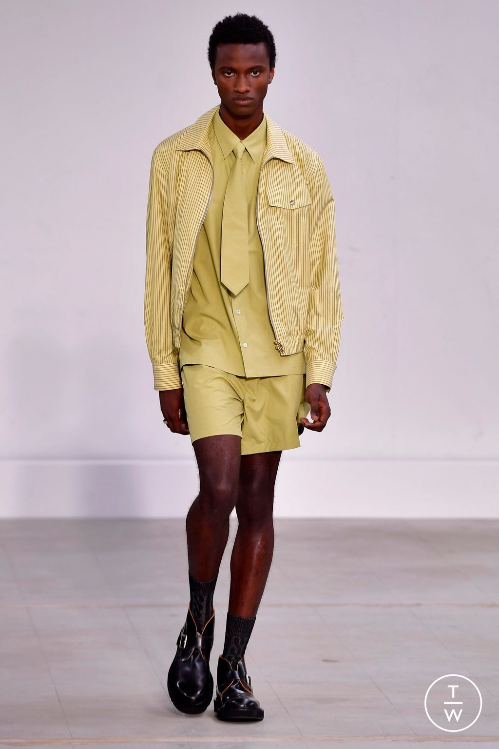 Fashion Week Paris Spring/Summer 2024 look 28 from the Paul Smith collection 男装