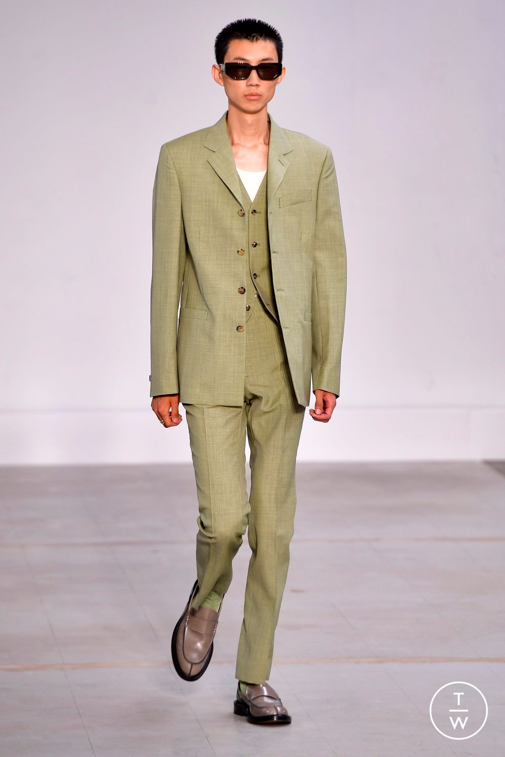 Fashion Week Paris Spring/Summer 2024 look 29 from the Paul Smith collection menswear