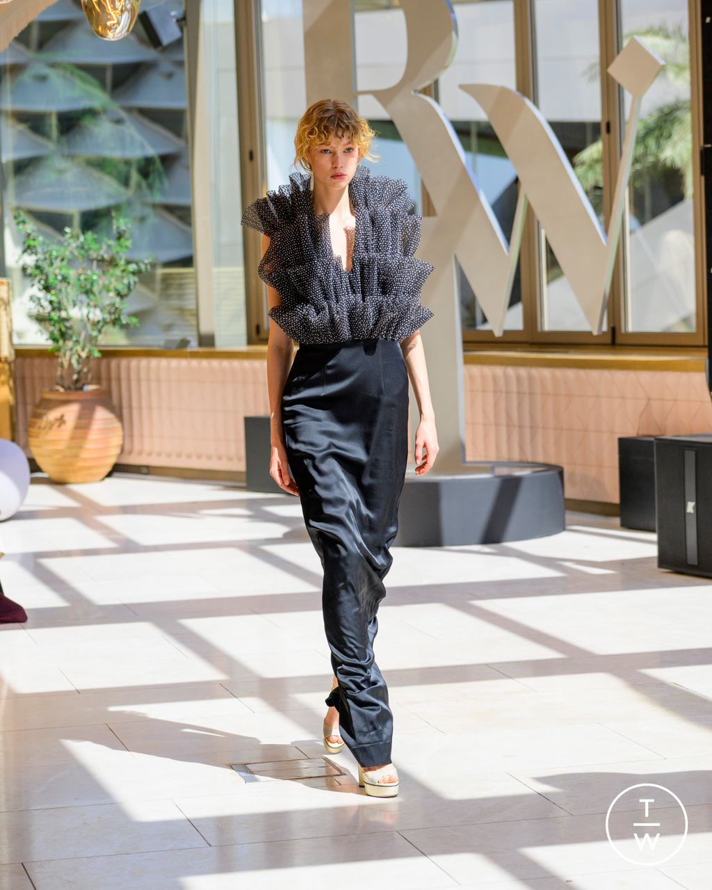 Fashion Week Paris Spring/Summer 2025 look 3 from the Pavone - Saudi 100 collection 女装