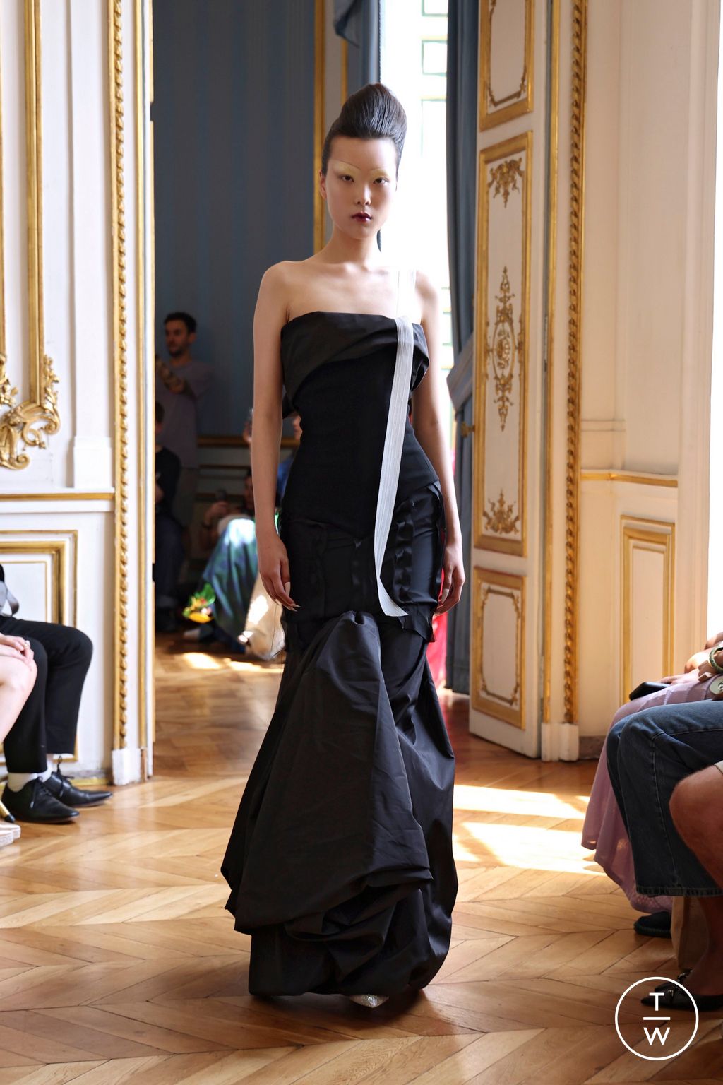 Fashion Week Paris Fall/Winter 2024 look 9 from the Peet Dullaert collection couture