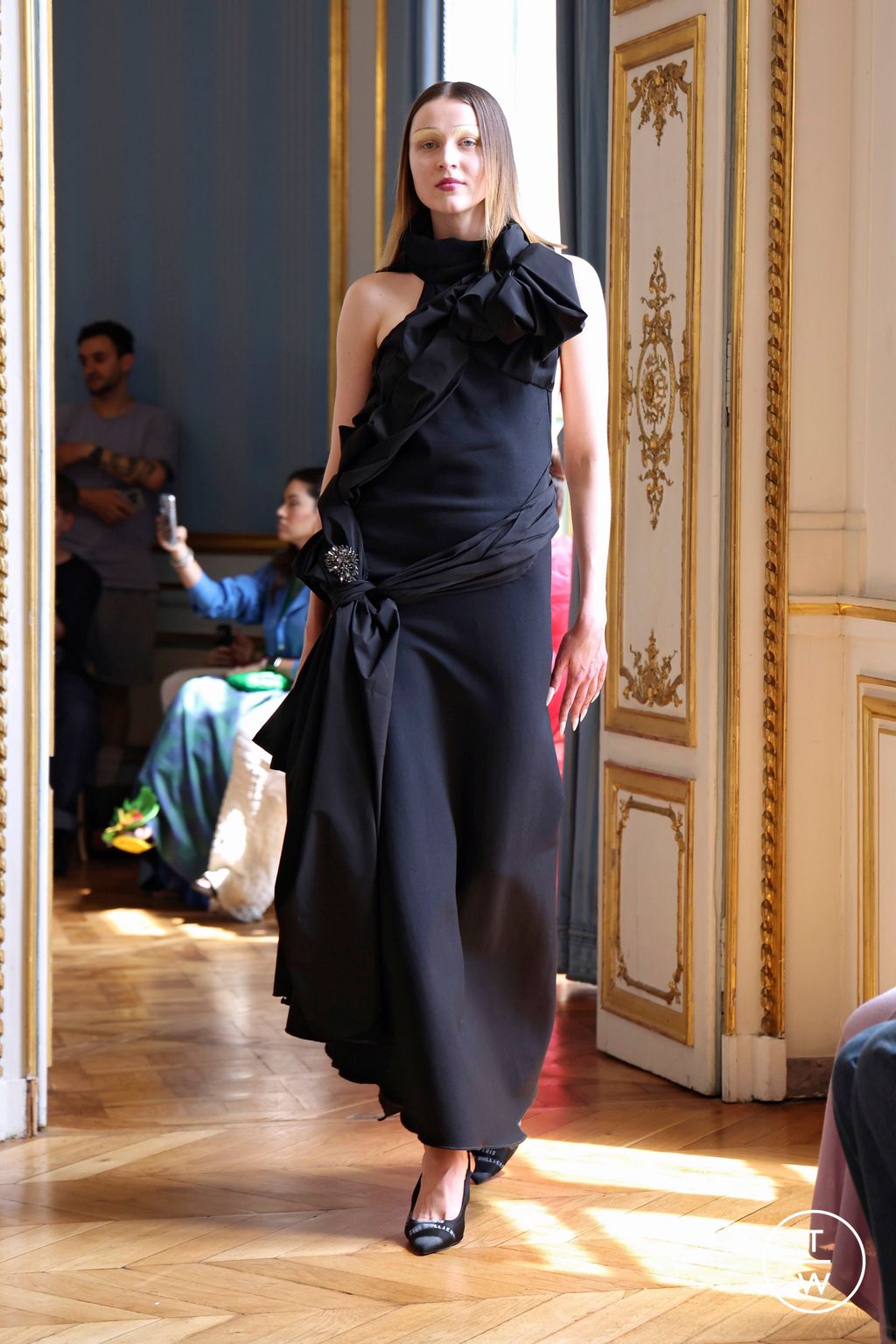Fashion Week Paris Fall/Winter 2024 look 12 from the Peet Dullaert collection 高级定制