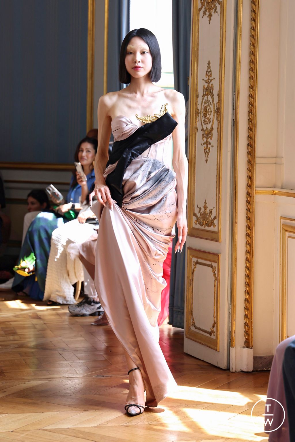 Fashion Week Paris Fall/Winter 2024 look 21 from the Peet Dullaert collection couture