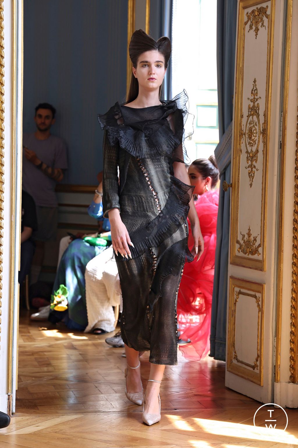 Fashion Week Paris Fall/Winter 2024 look 25 from the Peet Dullaert collection couture