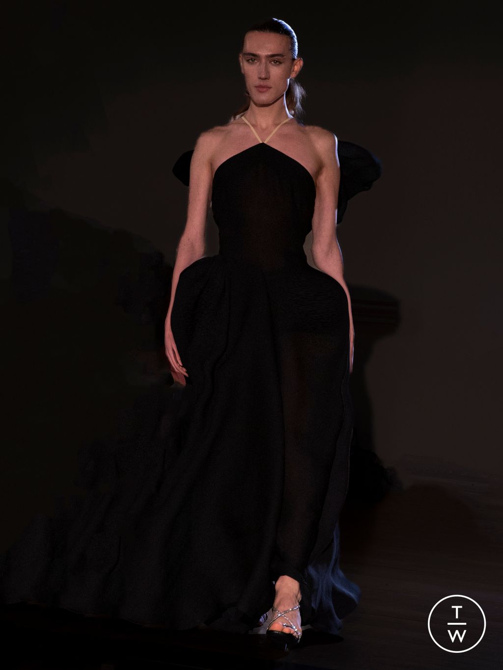 Fashion Week Paris Spring/Summer 2023 look 35 de la collection Peet Dullaert couture