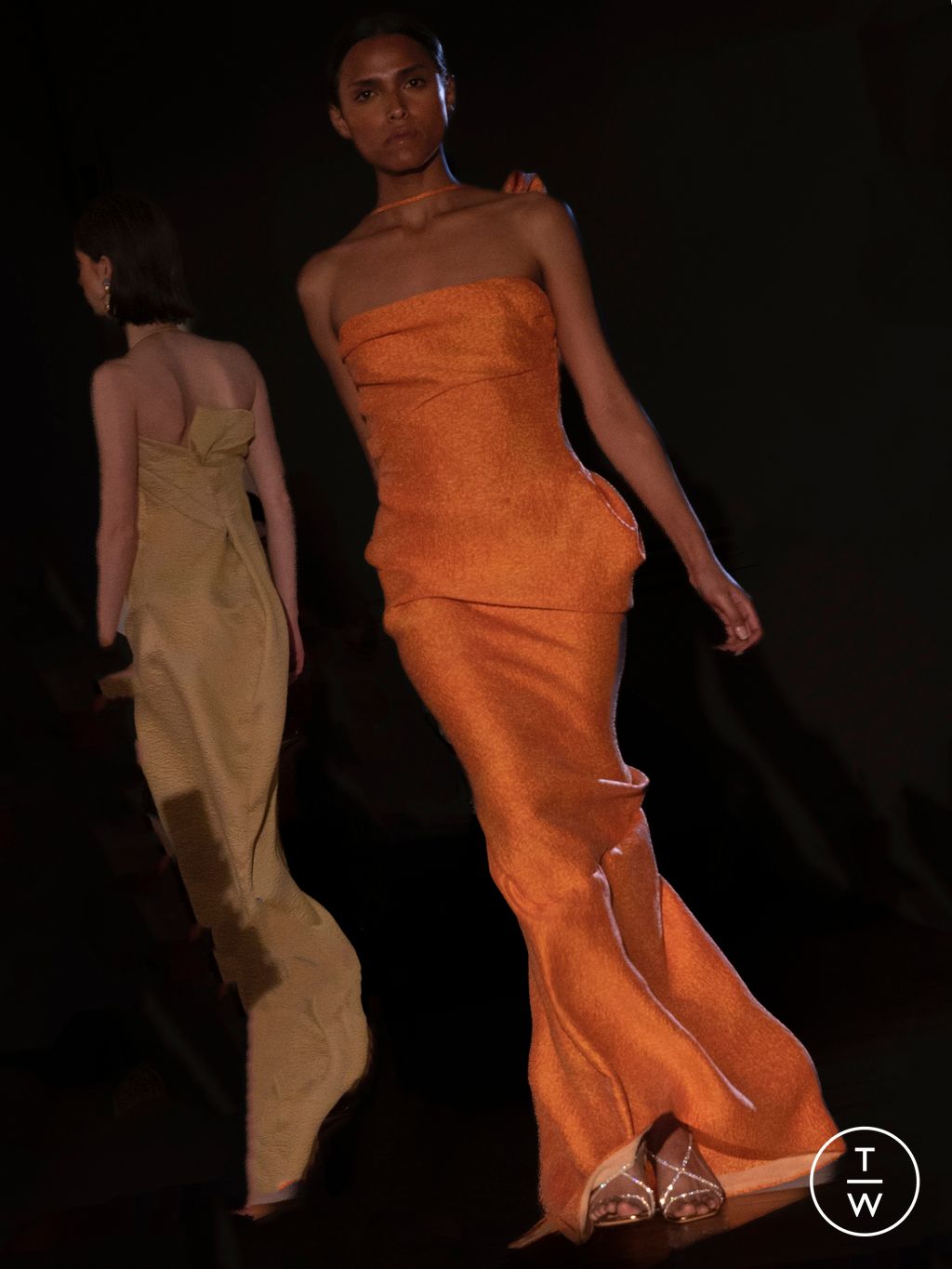 Fashion Week Paris Spring/Summer 2023 look 6 de la collection Peet Dullaert couture