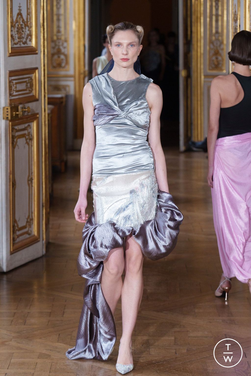 Fashion Week Paris Spring/Summer 2024 look 22 de la collection Peet Dullaert couture