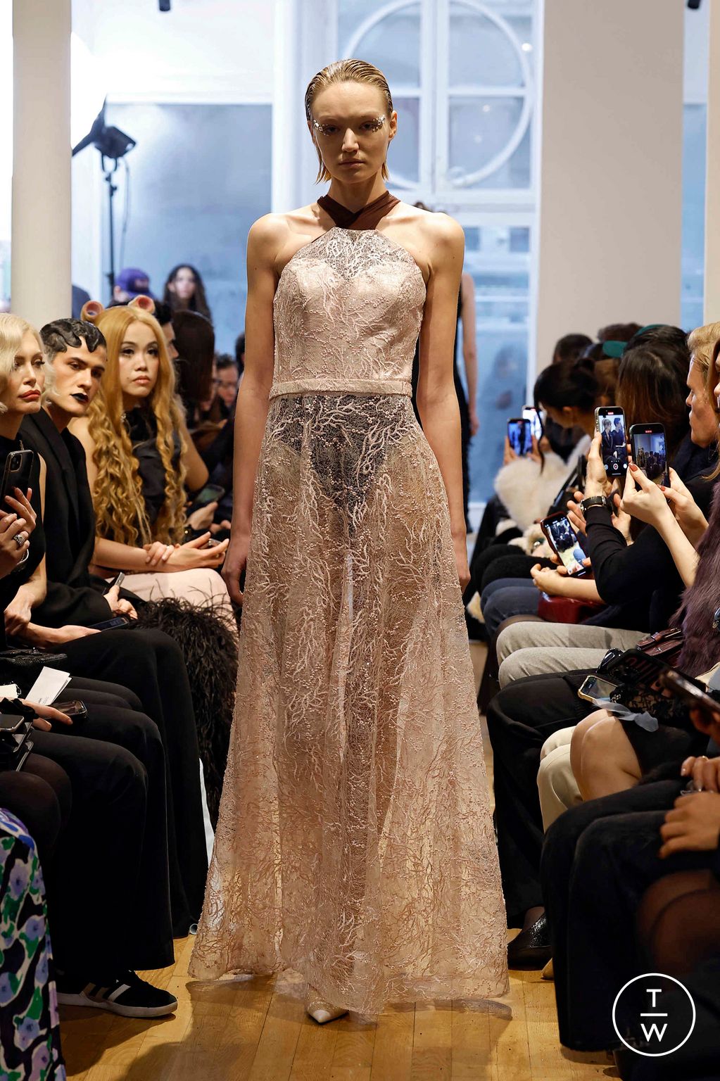 Fashion Week Paris Spring/Summer 2025 look 10 from the Peet Dullaert collection couture