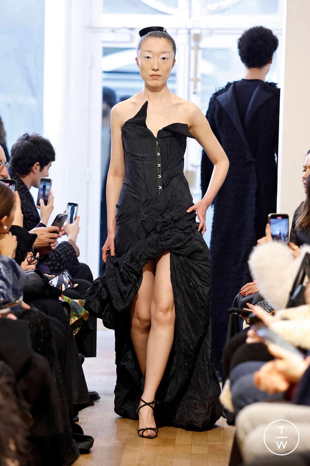 Fashion Week Paris Spring/Summer 2025 look 22 from the Peet Dullaert collection couture