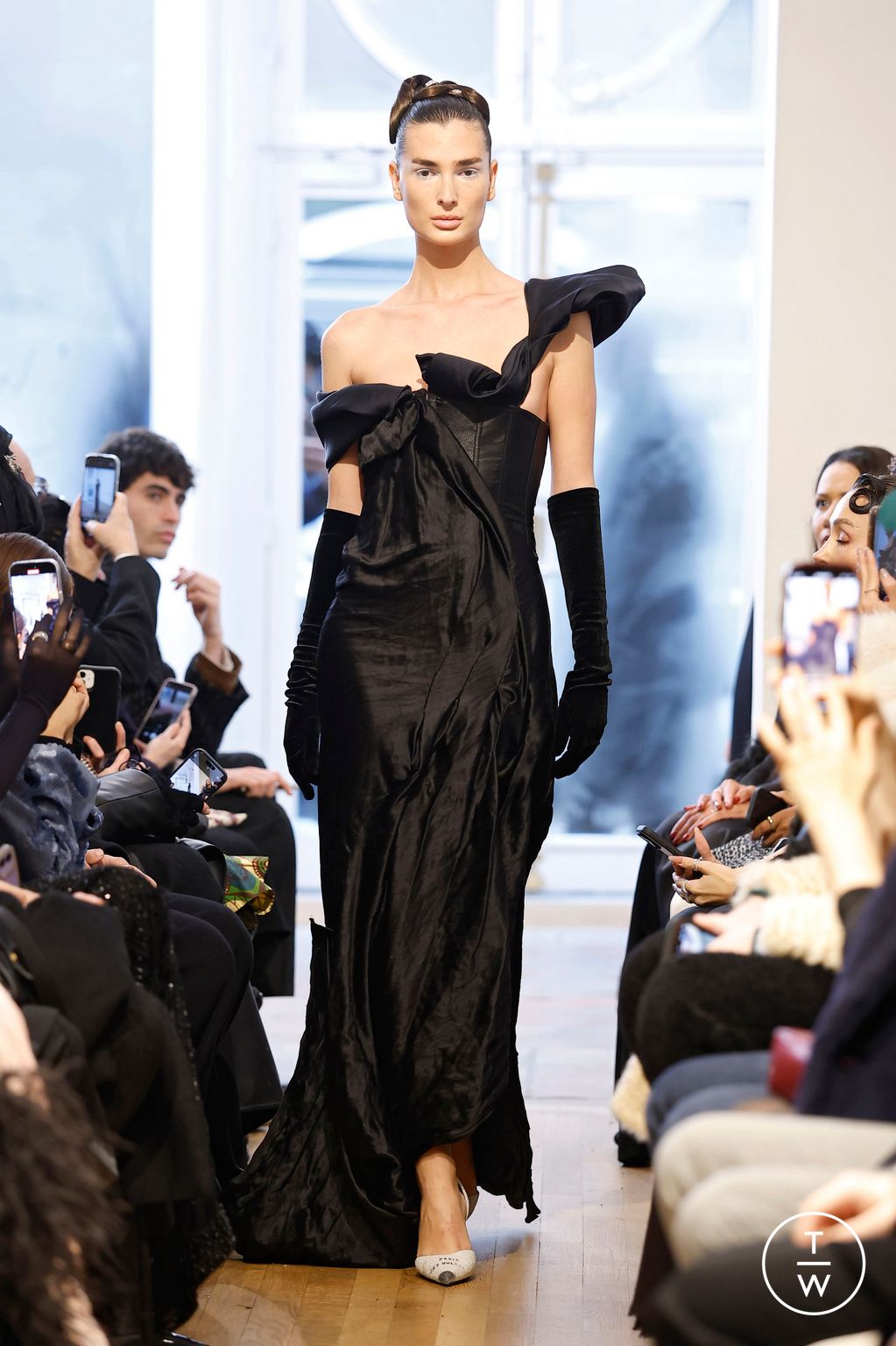 Fashion Week Paris Spring/Summer 2025 look 26 from the Peet Dullaert collection couture