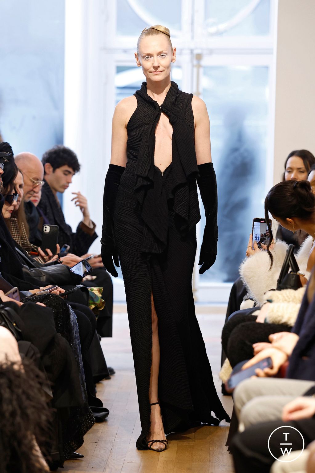 Fashion Week Paris Spring/Summer 2025 look 27 from the Peet Dullaert collection couture