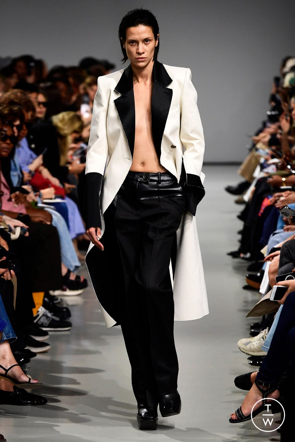 Fashion Week Paris Spring/Summer 2024 look 1 de la collection Peter Do womenswear