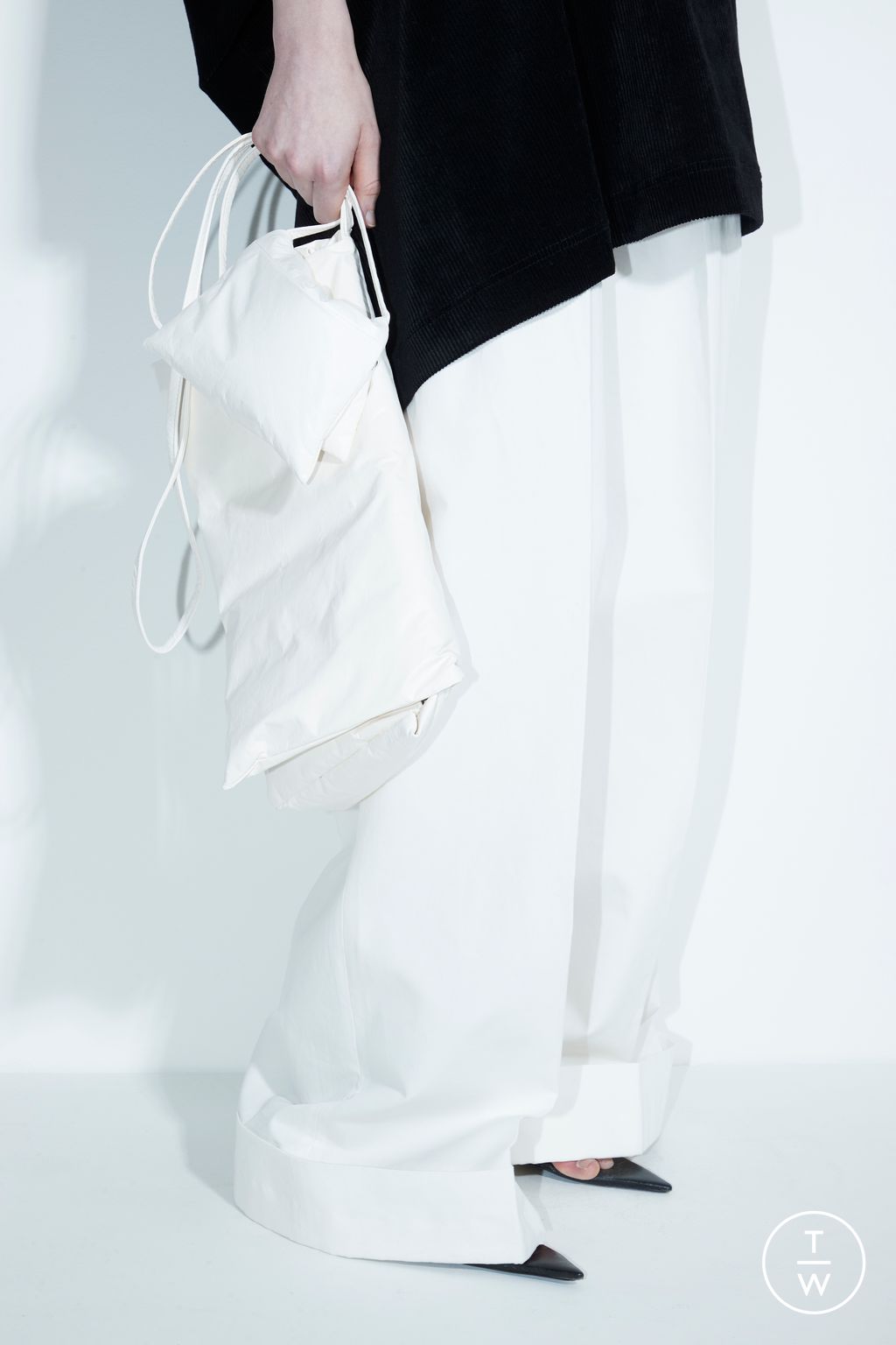 Fashion Week Paris Pre-Fall 2022 look 11 from the Christian Wijnants collection womenswear