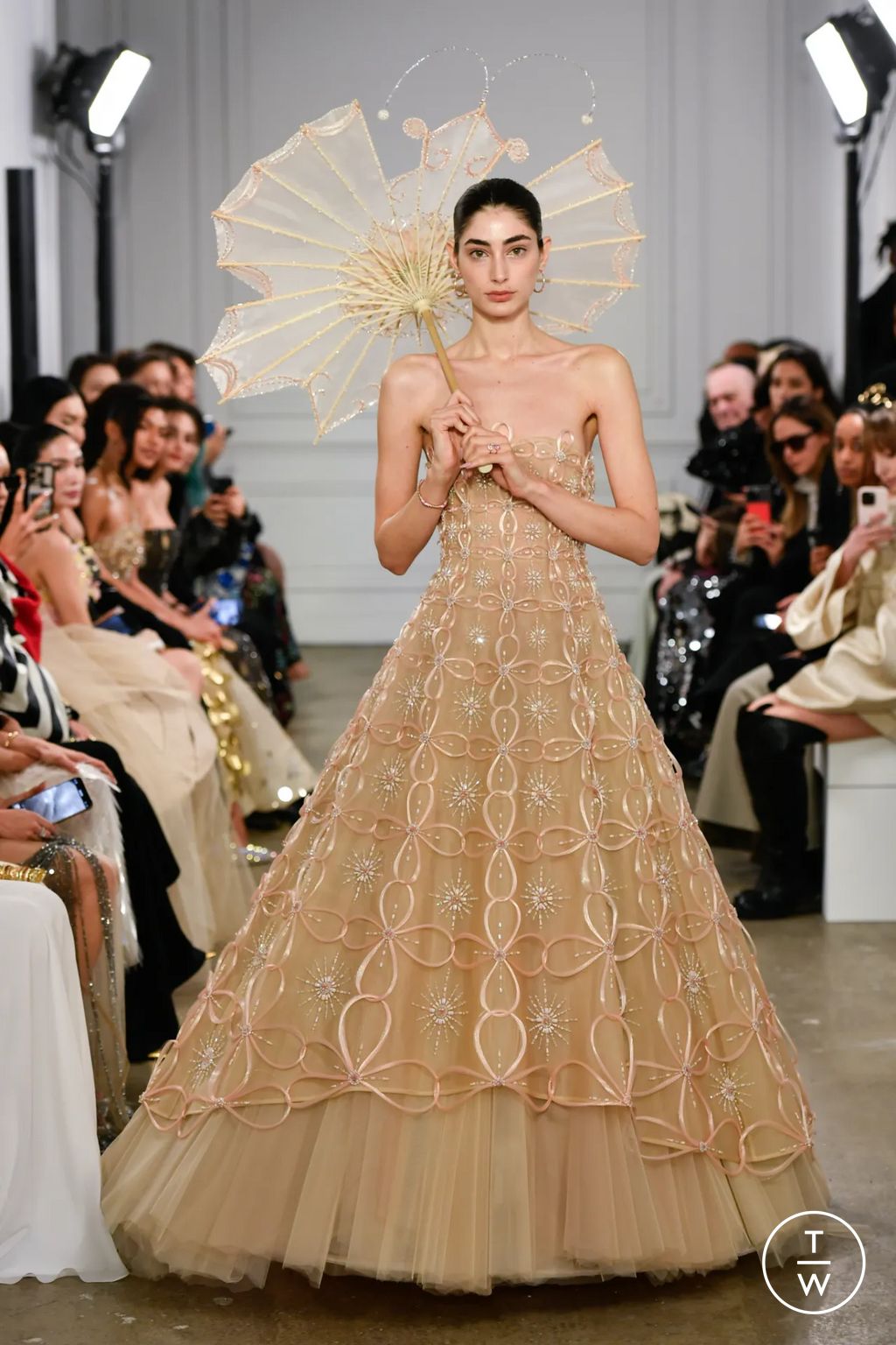 Fashion Week Paris Spring/Summer 2026 look 1 from the Phan Huy collection 高级定制