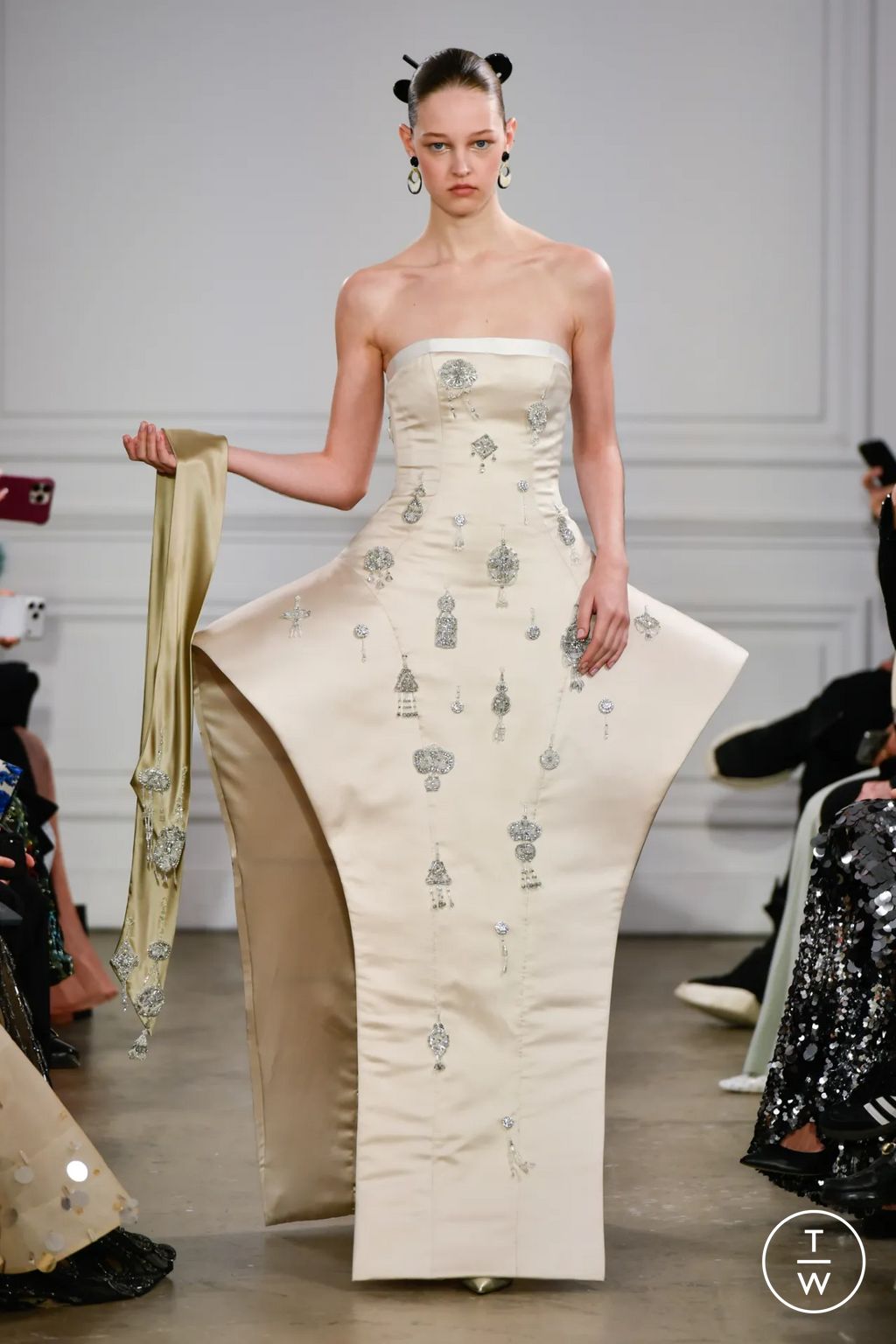 Fashion Week Paris Spring/Summer 2026 look 15 from the Phan Huy collection couture