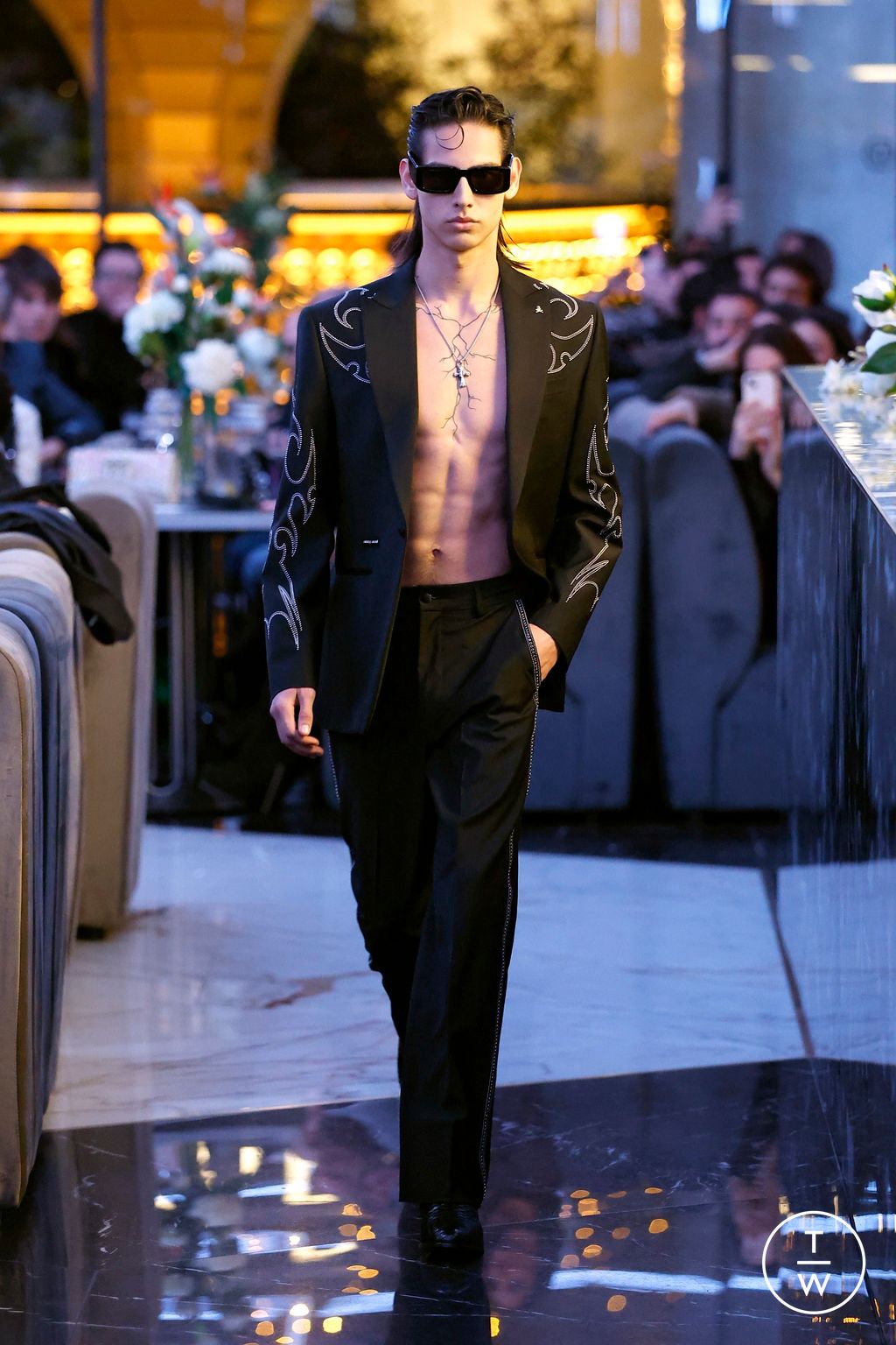 Fashion Week Milan Fall/Winter 2025 look 2 from the Philipp Plein collection 男装