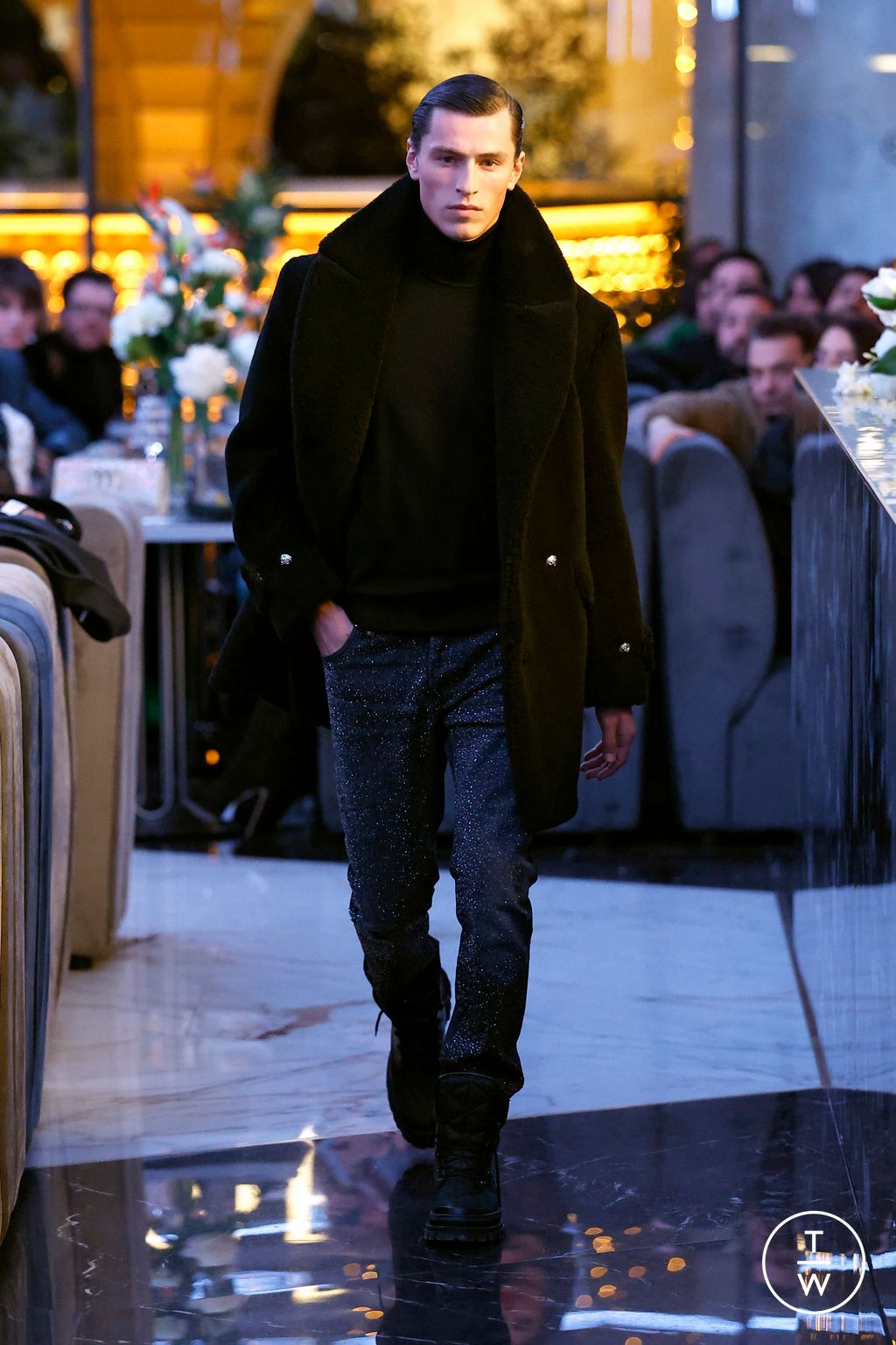 Fashion Week Milan Fall/Winter 2025 look 30 from the Philipp Plein collection 男装