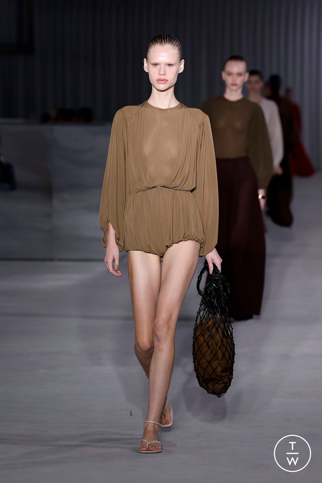 Fashion Week Milan Spring/Summer 2025 look 3 de la collection Philosophy di Lorenzo Serafini womenswear