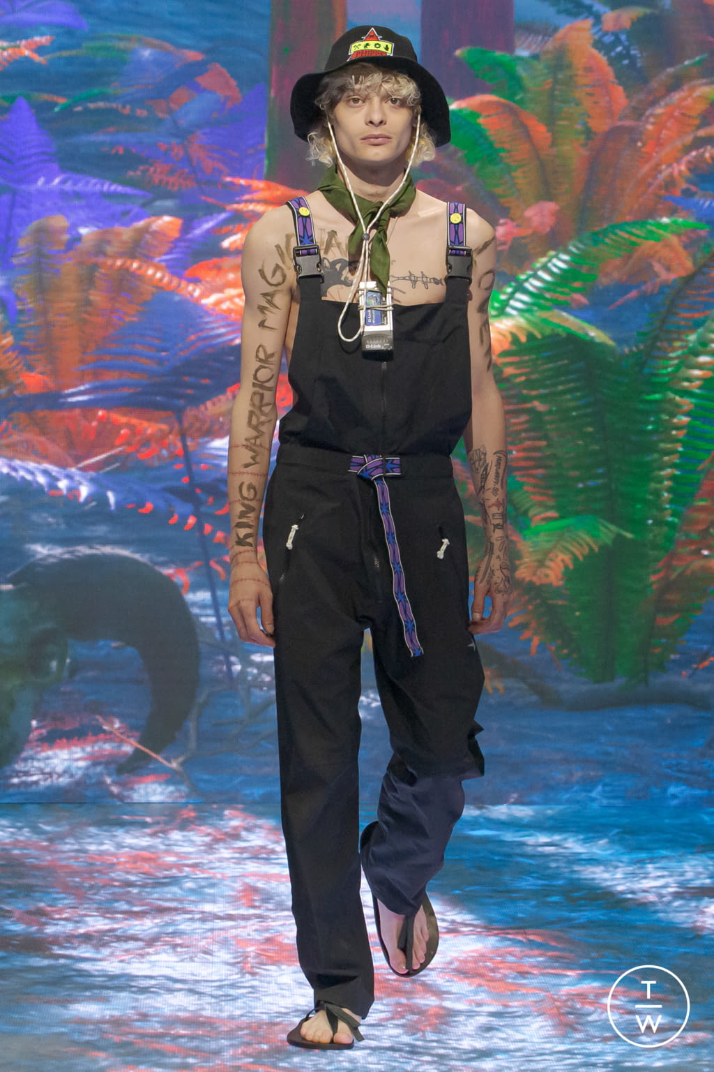 Fashion Week Paris Spring/Summer 2022 look 19 from the PHIPPS collection 男装