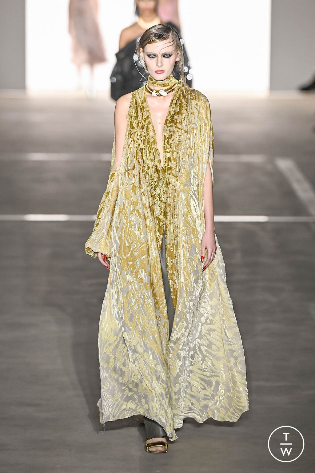 Fashion Week New York Fall/Winter 2024 look 30 from the Prabal Gurung collection womenswear
