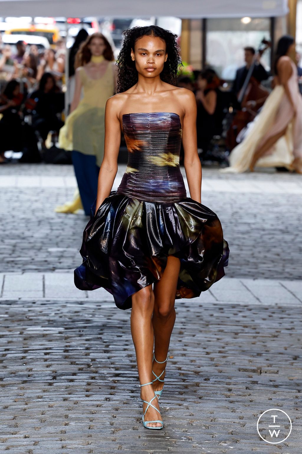 Fashion Week New York Spring/Summer 2025 look 17 from the Prabal Gurung collection 女装