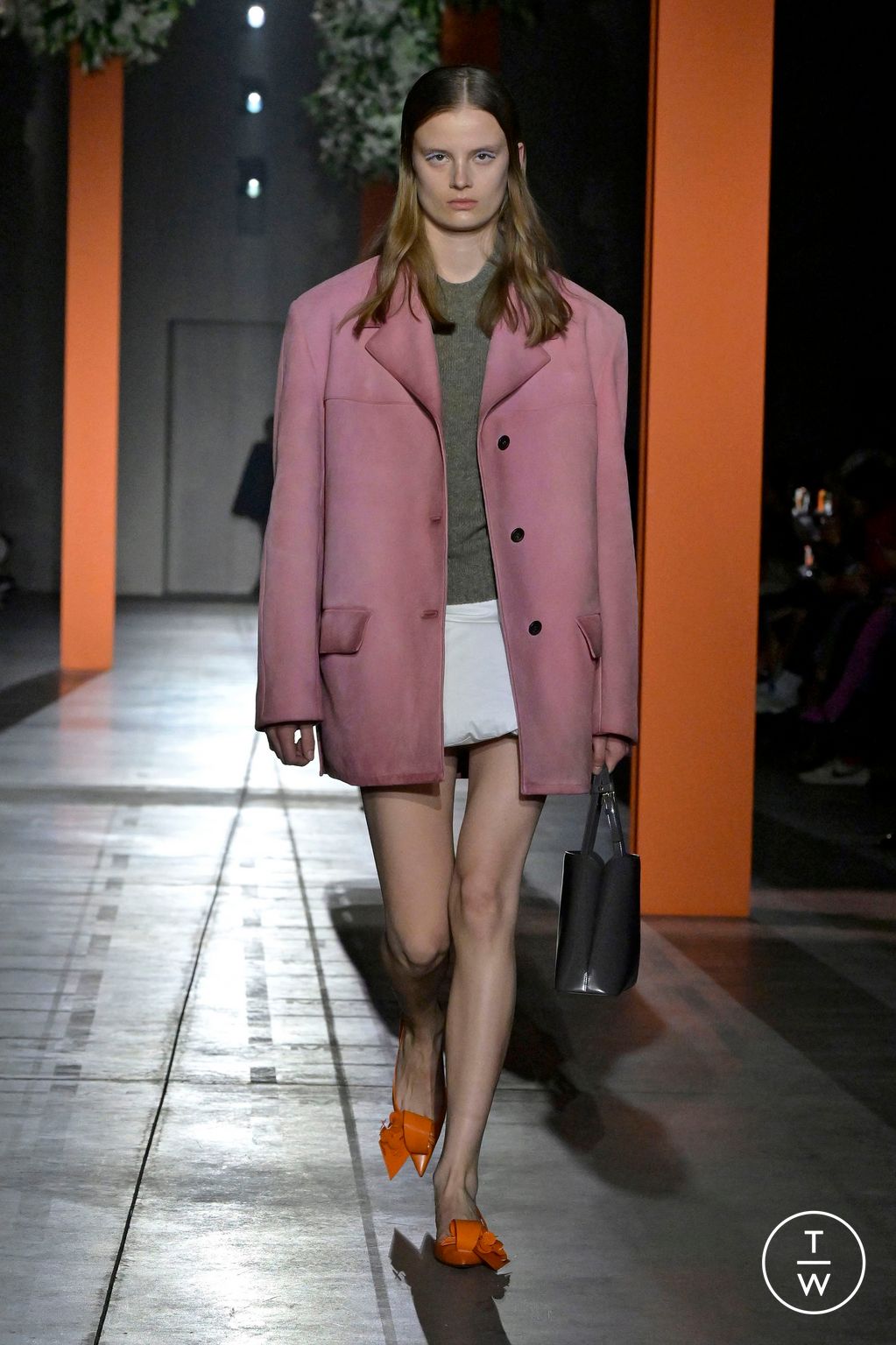 Fashion Week Milan Fall/Winter 2023 look 33 from the Prada collection 女装