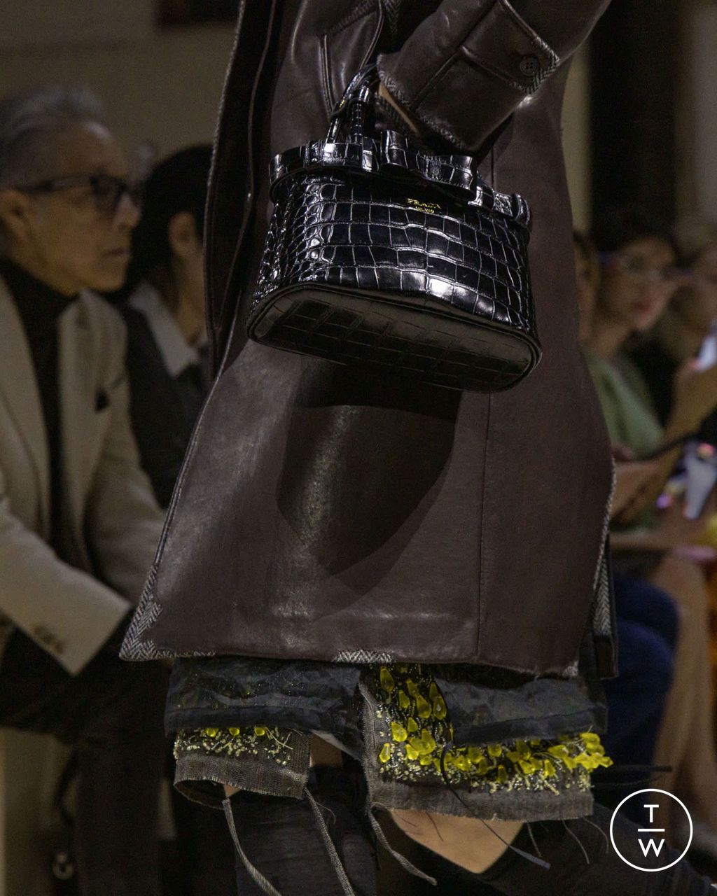 Fashion Week Milan Fall/Winter 2026 look 10 de la collection Prada womenswear accessories