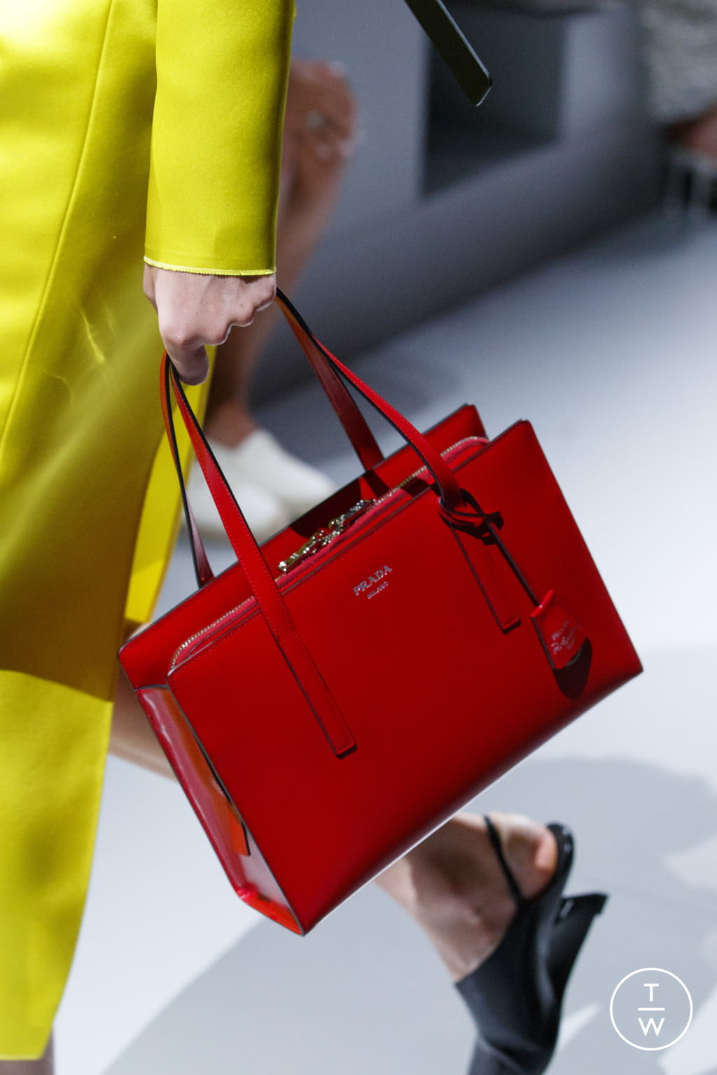 Fashion Week Milan Spring/Summer 2022 look 17 de la collection Prada womenswear accessories