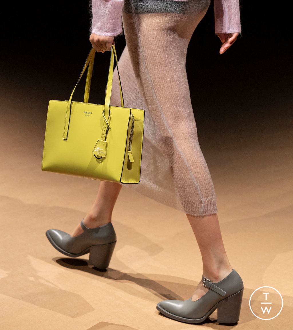 Fashion Week Milan Spring/Summer 2023 look 15 de la collection Prada womenswear accessories