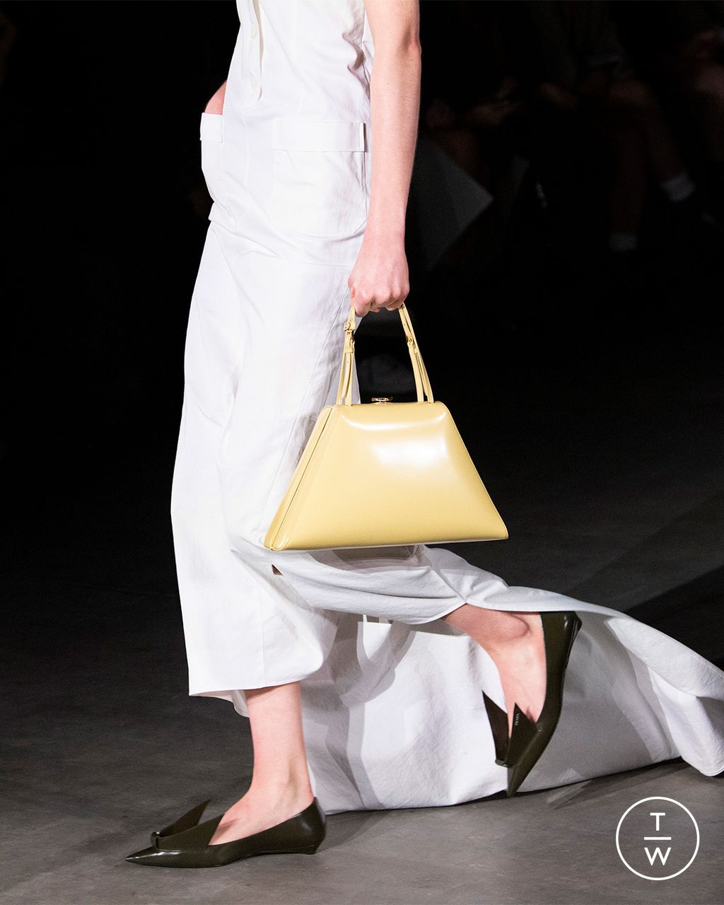 Fashion Week Milan Fall/Winter 2023 look 6 de la collection Prada womenswear accessories